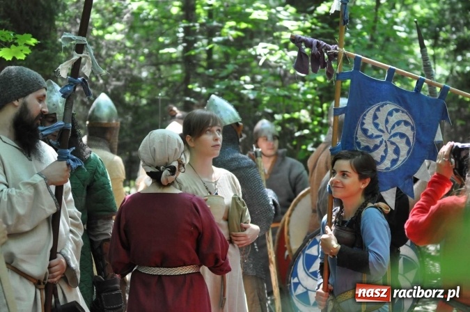 Zdjęcie w galerii na portalu naszraciborz.pl: Manewry wojów w Oborze. W tym roku polała się krew! FOTO I WIDEO wiadomości z regionu