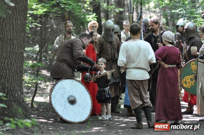 Zdjęcie w galerii na portalu naszraciborz.pl: Manewry wojów w Oborze. W tym roku polała się krew! FOTO I WIDEO wiadomości z regionu