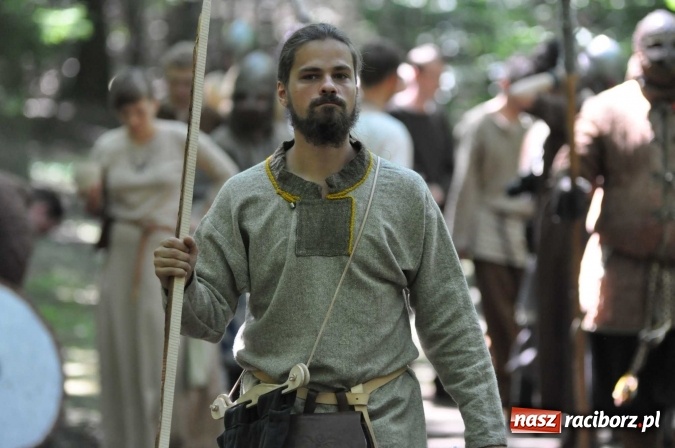 Zdjęcie w galerii na portalu naszraciborz.pl: Manewry wojów w Oborze. W tym roku polała się krew! FOTO I WIDEO wiadomości z regionu