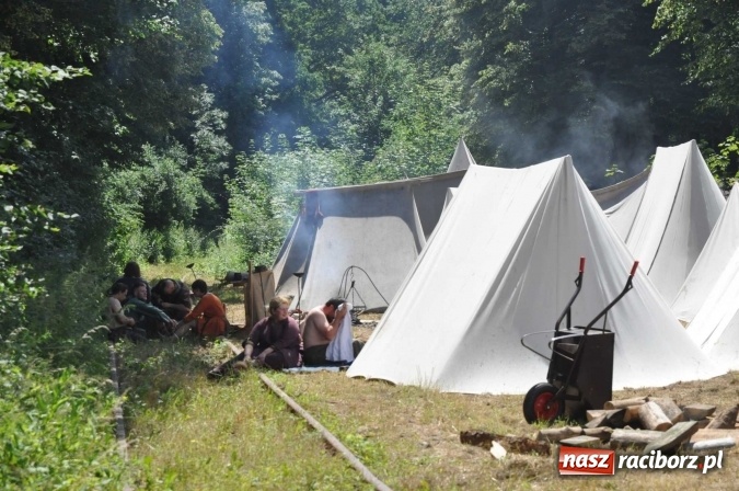 Zdjęcie w galerii na portalu naszraciborz.pl: Manewry wojów w Oborze. W tym roku polała się krew! FOTO I WIDEO wiadomości z regionu