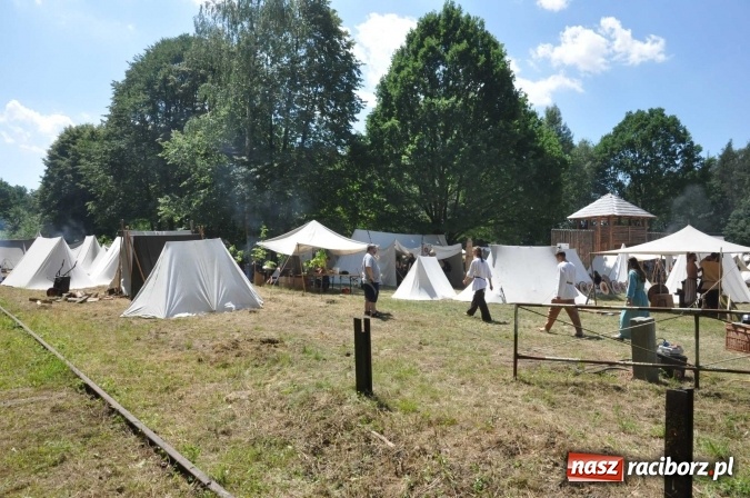 Zdjęcie w galerii na portalu naszraciborz.pl: Manewry wojów w Oborze. W tym roku polała się krew! FOTO I WIDEO wiadomości z regionu