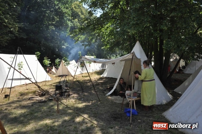 Zdjęcie w galerii na portalu naszraciborz.pl: Manewry wojów w Oborze. W tym roku polała się krew! FOTO I WIDEO wiadomości z regionu
