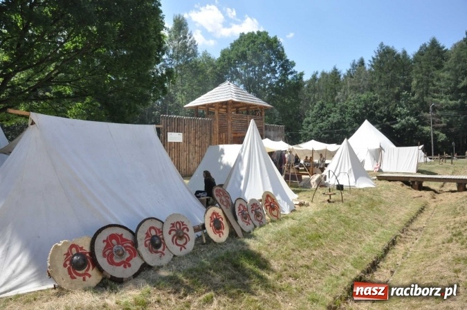 Zdjęcie w galerii na portalu naszraciborz.pl: Manewry wojów w Oborze. W tym roku polała się krew! FOTO I WIDEO wiadomości z regionu
