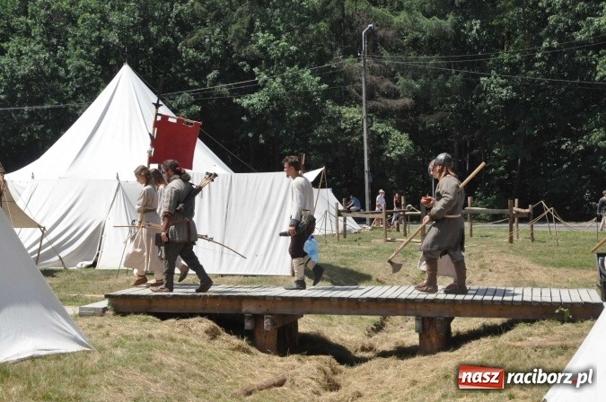 Zdjęcie w galerii na portalu naszraciborz.pl: Manewry wojów w Oborze. W tym roku polała się krew! FOTO I WIDEO wiadomości z regionu