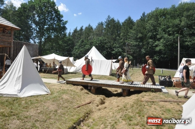Zdjęcie w galerii na portalu naszraciborz.pl: Manewry wojów w Oborze. W tym roku polała się krew! FOTO I WIDEO wiadomości z regionu