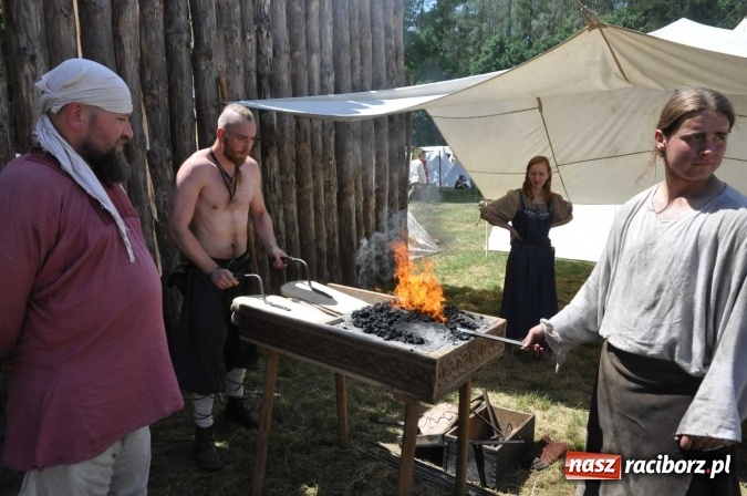 Zdjęcie w galerii na portalu naszraciborz.pl: Manewry wojów w Oborze. W tym roku polała się krew! FOTO I WIDEO wiadomości z regionu