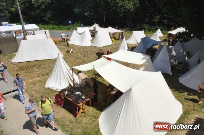 Zdjęcie w galerii na portalu naszraciborz.pl: Manewry wojów w Oborze. W tym roku polała się krew! FOTO I WIDEO wiadomości z regionu