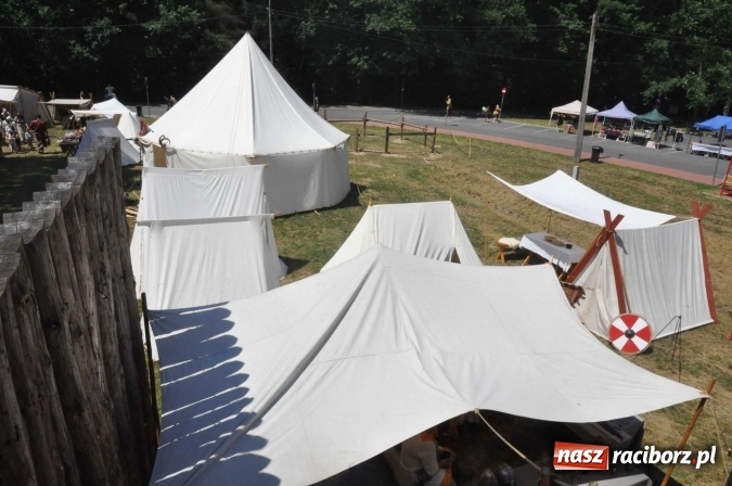 Zdjęcie w galerii na portalu naszraciborz.pl: Manewry wojów w Oborze. W tym roku polała się krew! FOTO I WIDEO wiadomości z regionu