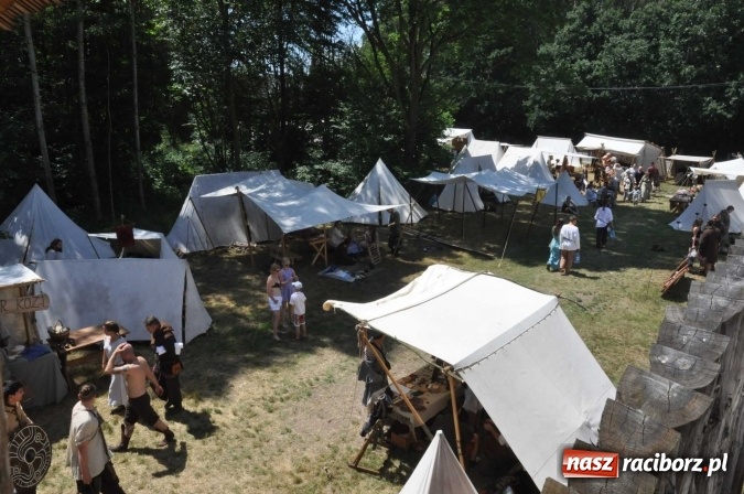 Zdjęcie w galerii na portalu naszraciborz.pl: Manewry wojów w Oborze. W tym roku polała się krew! FOTO I WIDEO wiadomości z regionu
