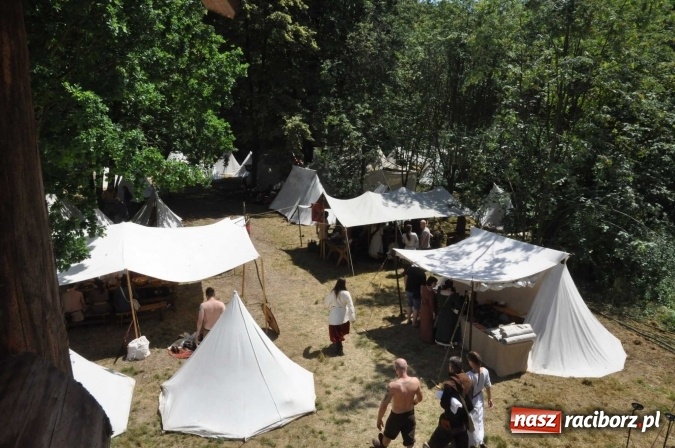 Zdjęcie w galerii na portalu naszraciborz.pl: Manewry wojów w Oborze. W tym roku polała się krew! FOTO I WIDEO wiadomości z regionu