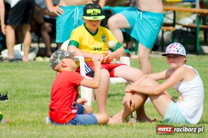 Zdjęcie w galerii na portalu naszraciborz.pl: W Cyprzanowie grali w schlagballa. Niemcy zdominowały Polskę wiadomości z regionu