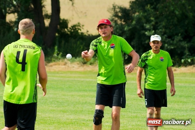 Zdjęcie w galerii na portalu naszraciborz.pl: W Cyprzanowie grali w schlagballa. Niemcy zdominowały Polskę wiadomości z regionu