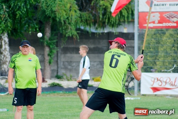 Zdjęcie w galerii na portalu naszraciborz.pl: W Cyprzanowie grali w schlagballa. Niemcy zdominowały Polskę wiadomości z regionu
