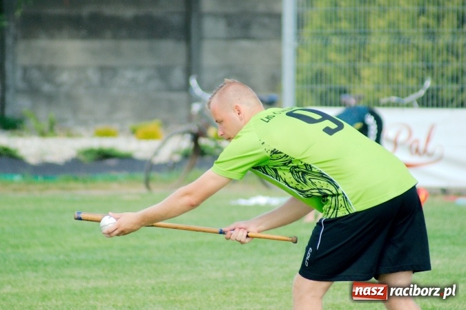 Zdjęcie w galerii na portalu naszraciborz.pl: W Cyprzanowie grali w schlagballa. Niemcy zdominowały Polskę wiadomości z regionu