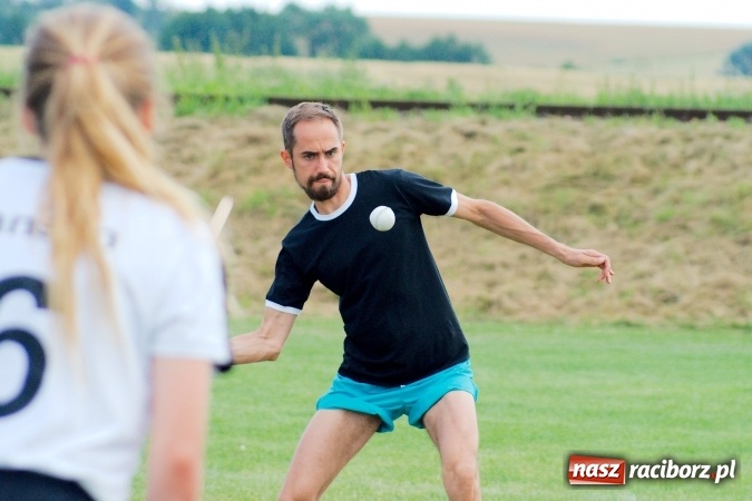 Zdjęcie w galerii na portalu naszraciborz.pl: W Cyprzanowie grali w schlagballa. Niemcy zdominowały Polskę wiadomości z regionu