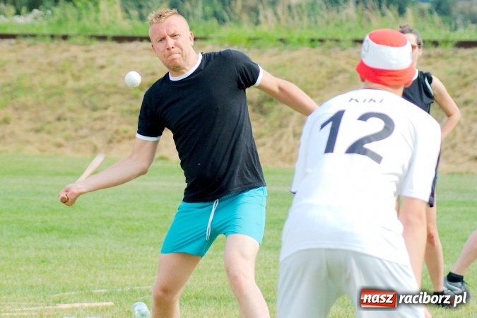 Zdjęcie w galerii na portalu naszraciborz.pl: W Cyprzanowie grali w schlagballa. Niemcy zdominowały Polskę wiadomości z regionu