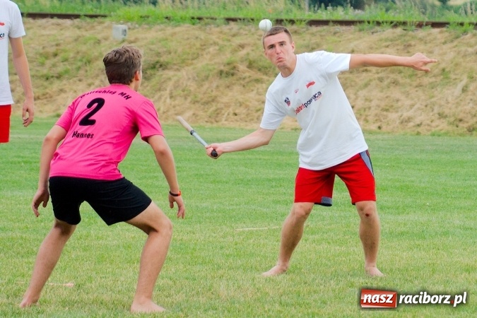 Zdjęcie w galerii na portalu naszraciborz.pl: W Cyprzanowie grali w schlagballa. Niemcy zdominowały Polskę wiadomości z regionu