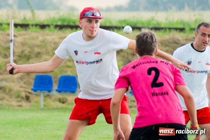 Zdjęcie w galerii na portalu naszraciborz.pl: W Cyprzanowie grali w schlagballa. Niemcy zdominowały Polskę wiadomości z regionu