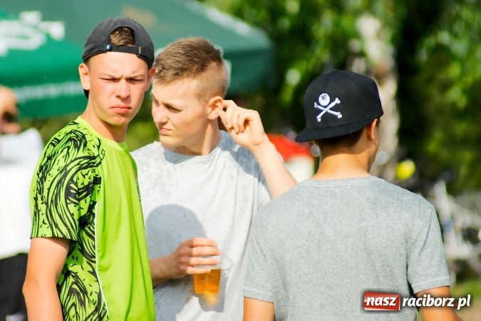 Zdjęcie w galerii na portalu naszraciborz.pl: W Cyprzanowie grali w schlagballa. Niemcy zdominowały Polskę wiadomości z regionu