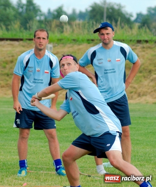 Zdjęcie w galerii na portalu naszraciborz.pl: W Cyprzanowie grali w schlagballa. Niemcy zdominowały Polskę wiadomości z regionu