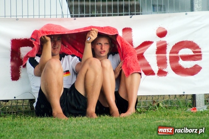 Zdjęcie w galerii na portalu naszraciborz.pl: W Cyprzanowie grali w schlagballa. Niemcy zdominowały Polskę wiadomości z regionu