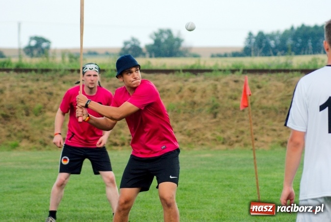 Zdjęcie w galerii na portalu naszraciborz.pl: W Cyprzanowie grali w schlagballa. Niemcy zdominowały Polskę wiadomości z regionu