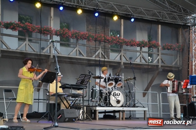 Zdjęcie w galerii na portalu naszraciborz.pl: Koncert zespołu 60 PLUS na Zamku Piastowskim wiadomości z regionu