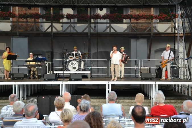 Zdjęcie w galerii na portalu naszraciborz.pl: Koncert zespołu 60 PLUS na Zamku Piastowskim wiadomości z regionu