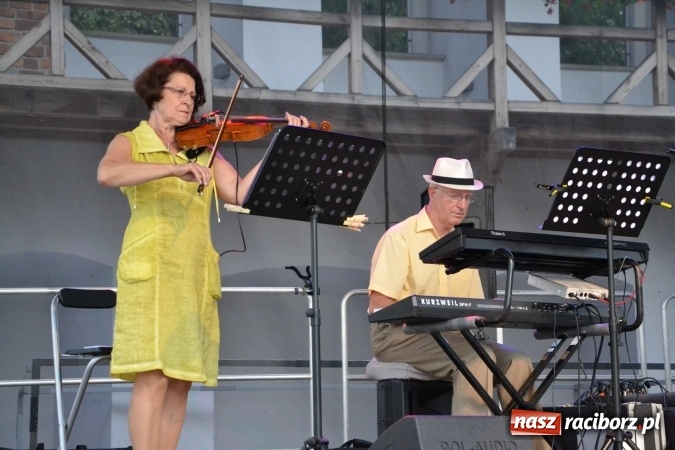 Zdjęcie w galerii na portalu naszraciborz.pl: Koncert zespołu 60 PLUS na Zamku Piastowskim wiadomości z regionu