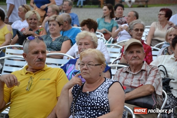 Zdjęcie w galerii na portalu naszraciborz.pl: Koncert zespołu 60 PLUS na Zamku Piastowskim wiadomości z regionu