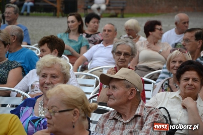Zdjęcie w galerii na portalu naszraciborz.pl: Koncert zespołu 60 PLUS na Zamku Piastowskim wiadomości z regionu