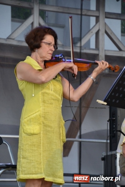 Zdjęcie w galerii na portalu naszraciborz.pl: Koncert zespołu 60 PLUS na Zamku Piastowskim wiadomości z regionu