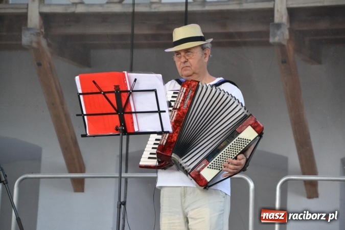 Zdjęcie w galerii na portalu naszraciborz.pl: Koncert zespołu 60 PLUS na Zamku Piastowskim wiadomości z regionu