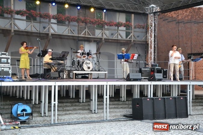 Zdjęcie w galerii na portalu naszraciborz.pl: Koncert zespołu 60 PLUS na Zamku Piastowskim wiadomości z regionu
