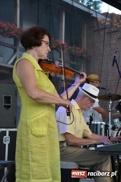 Zdjęcie w galerii na portalu naszraciborz.pl: Koncert zespołu 60 PLUS na Zamku Piastowskim wiadomości z regionu