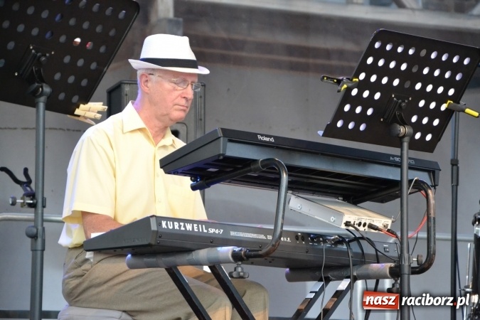 Zdjęcie w galerii na portalu naszraciborz.pl: Koncert zespołu 60 PLUS na Zamku Piastowskim wiadomości z regionu