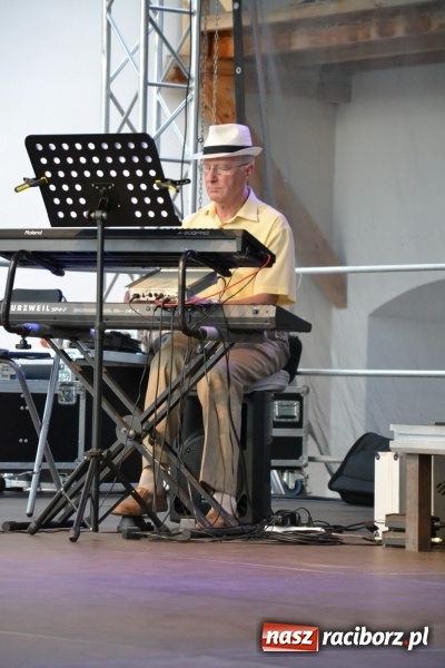 Zdjęcie w galerii na portalu naszraciborz.pl: Koncert zespołu 60 PLUS na Zamku Piastowskim wiadomości z regionu