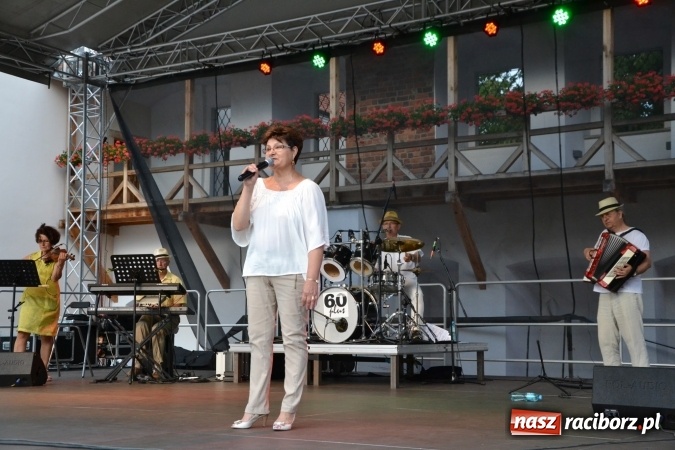Zdjęcie w galerii na portalu naszraciborz.pl: Koncert zespołu 60 PLUS na Zamku Piastowskim wiadomości z regionu