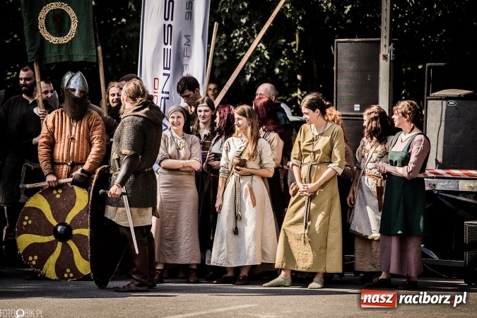 Zdjęcie w galerii na portalu naszraciborz.pl: Bitwa wojów nad Ulgą. Pierwszy dzień VIII Raciborskiego Festiwalu Średniowiecznego już za nami wiadomości z regionu