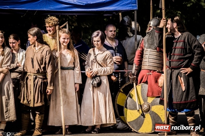 Zdjęcie w galerii na portalu naszraciborz.pl: Bitwa wojów nad Ulgą. Pierwszy dzień VIII Raciborskiego Festiwalu Średniowiecznego już za nami wiadomości z regionu