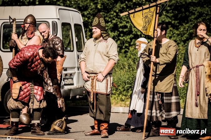 Zdjęcie w galerii na portalu naszraciborz.pl: Bitwa wojów nad Ulgą. Pierwszy dzień VIII Raciborskiego Festiwalu Średniowiecznego już za nami wiadomości z regionu