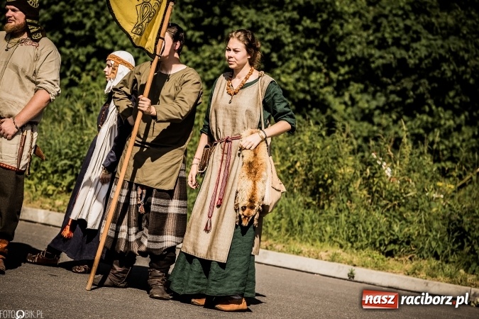 Zdjęcie w galerii na portalu naszraciborz.pl: Bitwa wojów nad Ulgą. Pierwszy dzień VIII Raciborskiego Festiwalu Średniowiecznego już za nami wiadomości z regionu