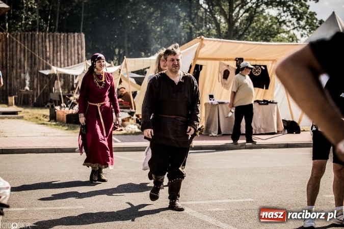 Zdjęcie w galerii na portalu naszraciborz.pl: Bitwa wojów nad Ulgą. Pierwszy dzień VIII Raciborskiego Festiwalu Średniowiecznego już za nami wiadomości z regionu