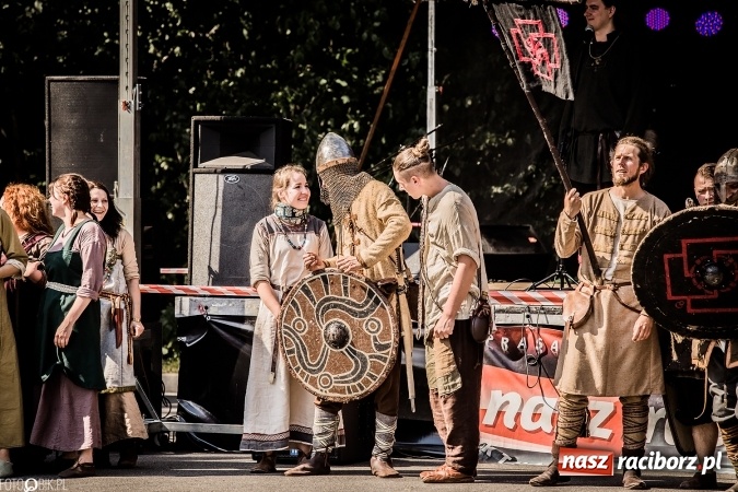 Zdjęcie w galerii na portalu naszraciborz.pl: Bitwa wojów nad Ulgą. Pierwszy dzień VIII Raciborskiego Festiwalu Średniowiecznego już za nami wiadomości z regionu