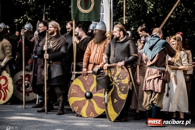 Zdjęcie w galerii na portalu naszraciborz.pl: Bitwa wojów nad Ulgą. Pierwszy dzień VIII Raciborskiego Festiwalu Średniowiecznego już za nami wiadomości z regionu