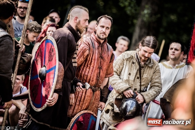 Zdjęcie w galerii na portalu naszraciborz.pl: Bitwa wojów nad Ulgą. Pierwszy dzień VIII Raciborskiego Festiwalu Średniowiecznego już za nami wiadomości z regionu