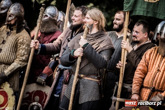 Zdjęcie w galerii na portalu naszraciborz.pl: Bitwa wojów nad Ulgą. Pierwszy dzień VIII Raciborskiego Festiwalu Średniowiecznego już za nami wiadomości z regionu