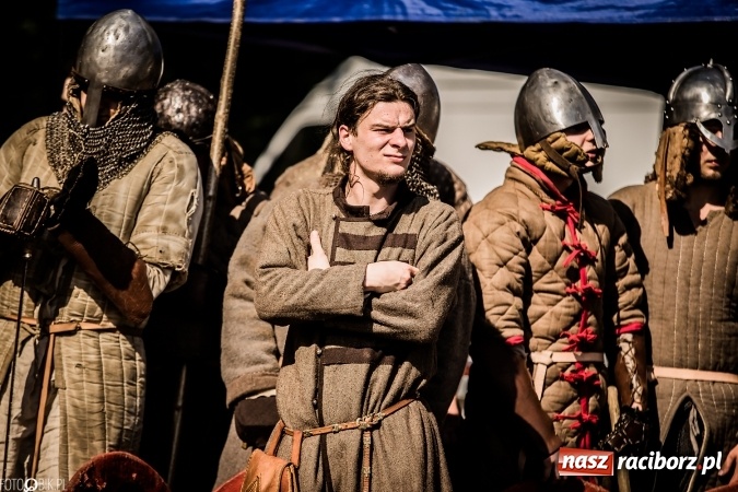Zdjęcie w galerii na portalu naszraciborz.pl: Bitwa wojów nad Ulgą. Pierwszy dzień VIII Raciborskiego Festiwalu Średniowiecznego już za nami wiadomości z regionu
