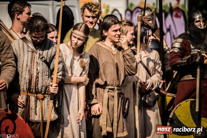 Zdjęcie w galerii na portalu naszraciborz.pl: Bitwa wojów nad Ulgą. Pierwszy dzień VIII Raciborskiego Festiwalu Średniowiecznego już za nami wiadomości z regionu