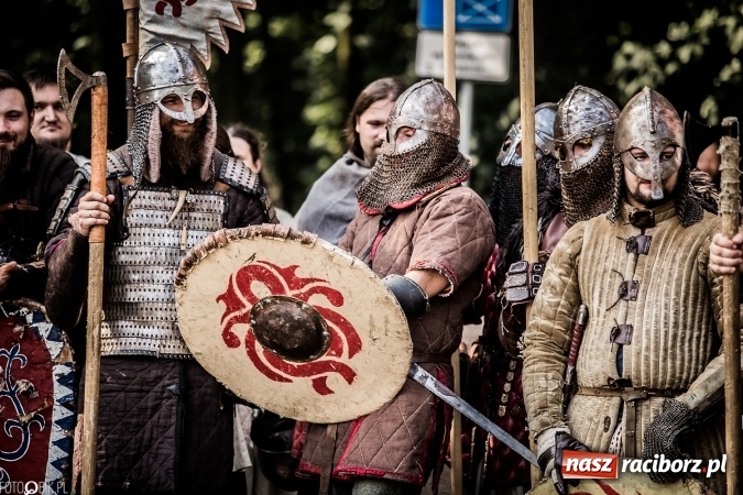 Zdjęcie w galerii na portalu naszraciborz.pl: Bitwa wojów nad Ulgą. Pierwszy dzień VIII Raciborskiego Festiwalu Średniowiecznego już za nami wiadomości z regionu